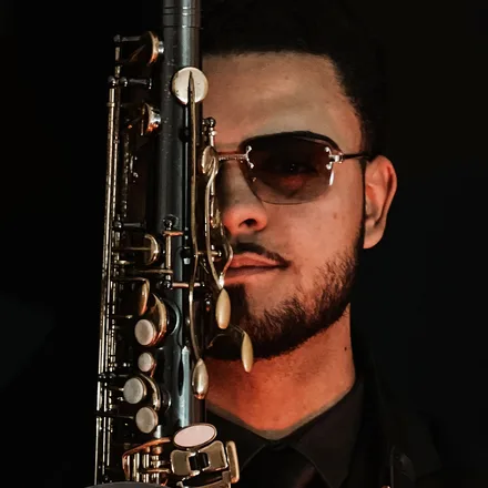 Jhonatan Rodrigues com o saxofone